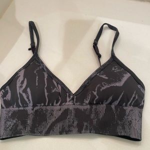 Black and grey lululemon sports bra